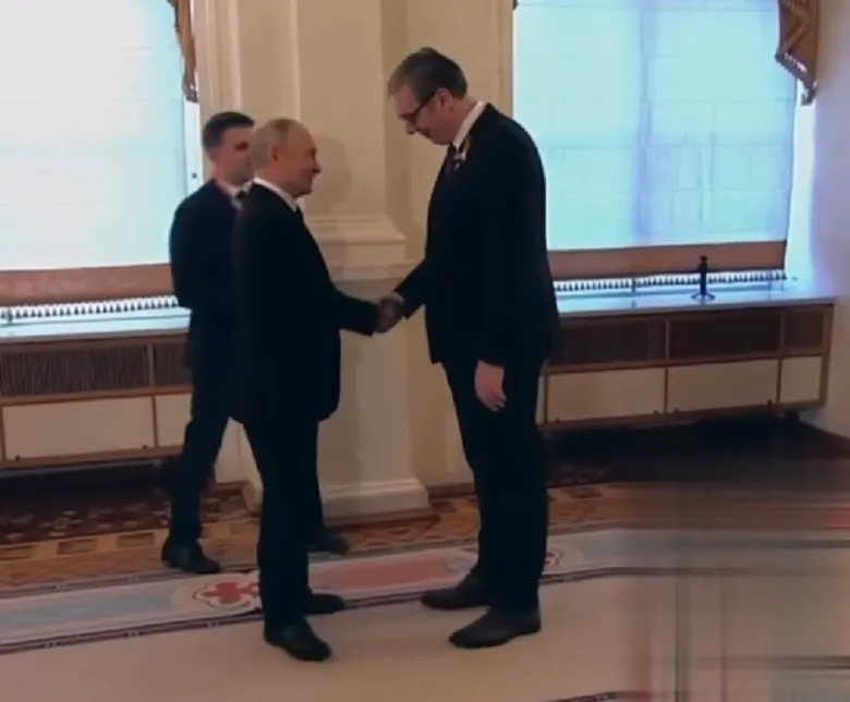 Putin i Vučić, pozdrav, foto: buducnostrbijeav